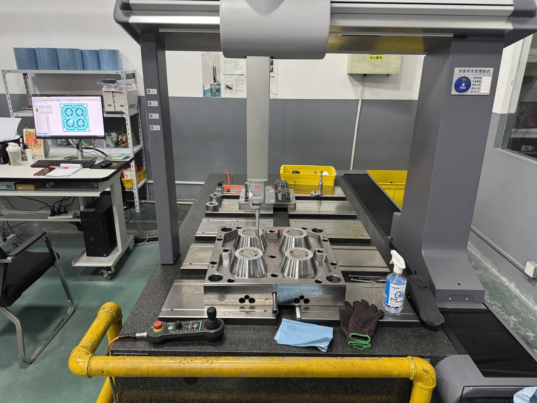 Hengqi CMM inspection room with a four-cavity mould component under probe