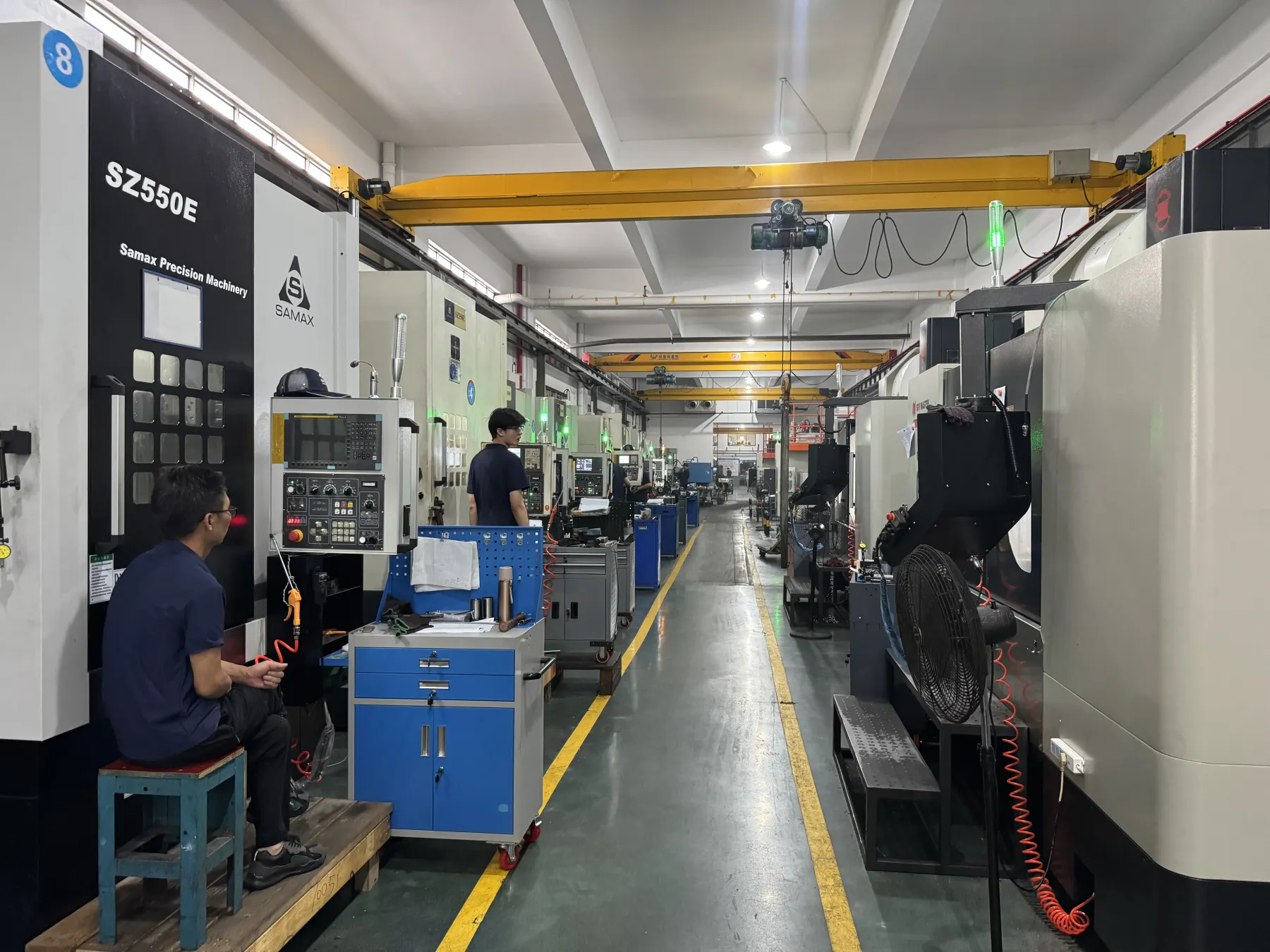 Hengqi precision machining workshop with operators and CNC equipment