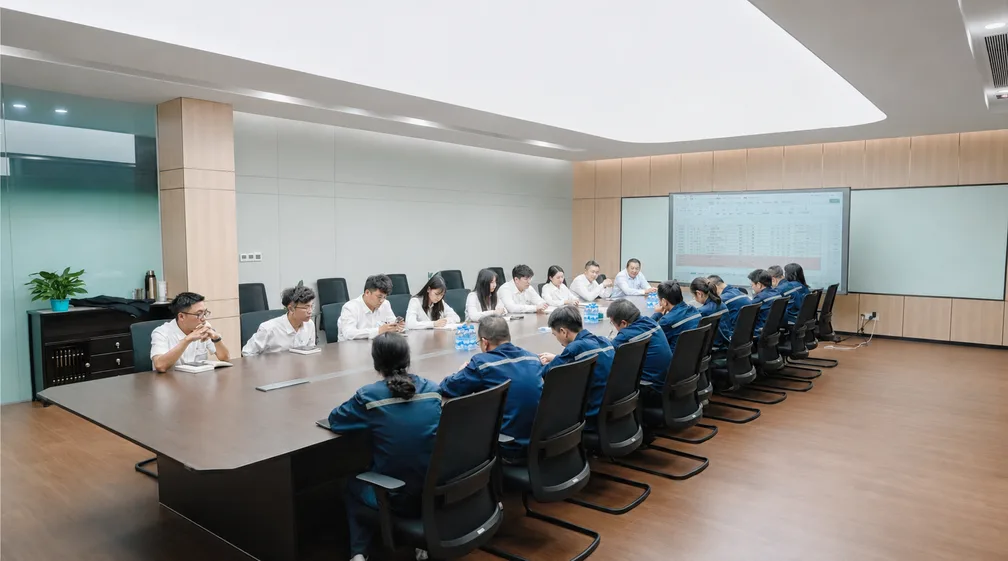 Hengqi design, technical and project teams reviewing mould requirements together