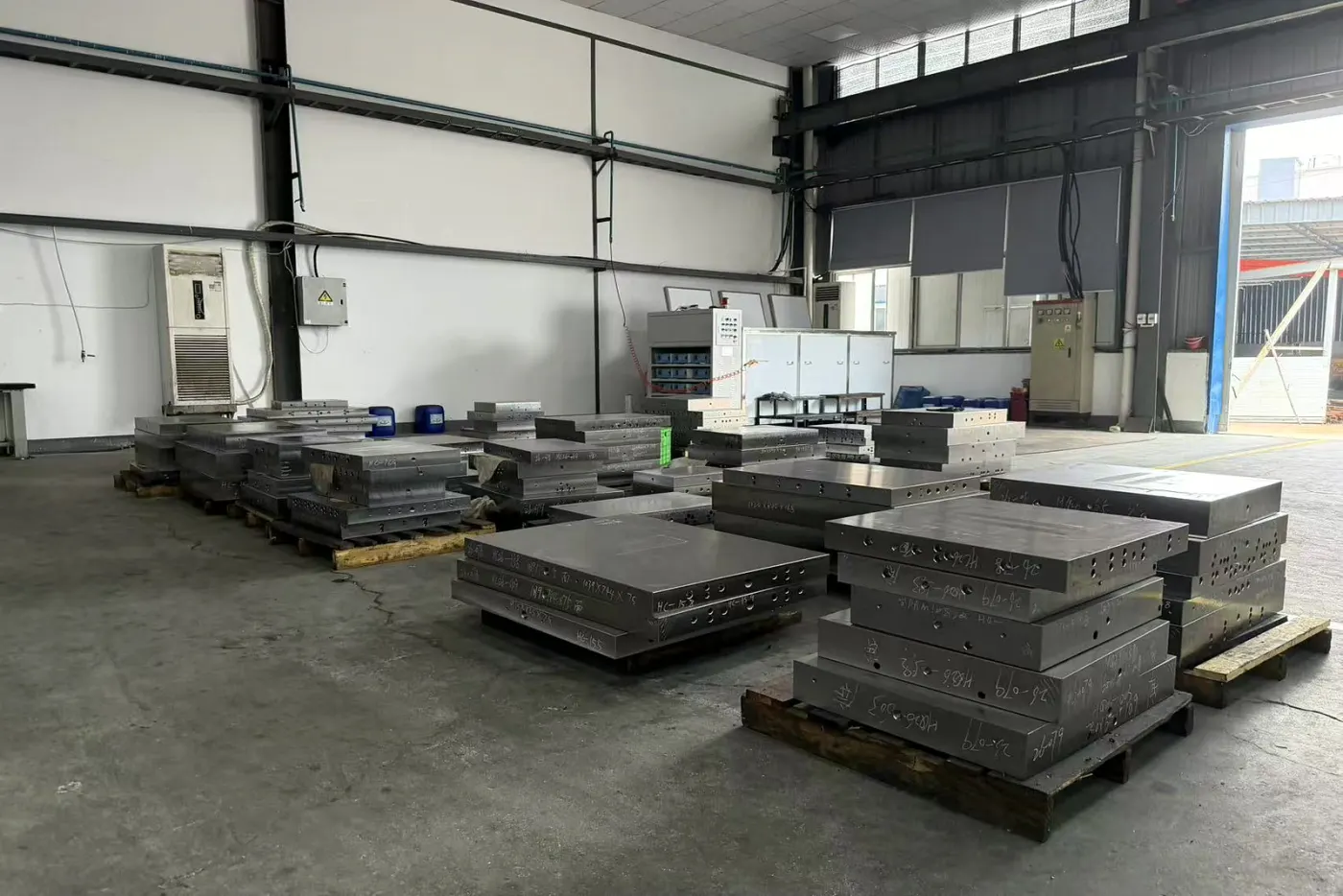 Mould-base plates prepared around controlled reference faces